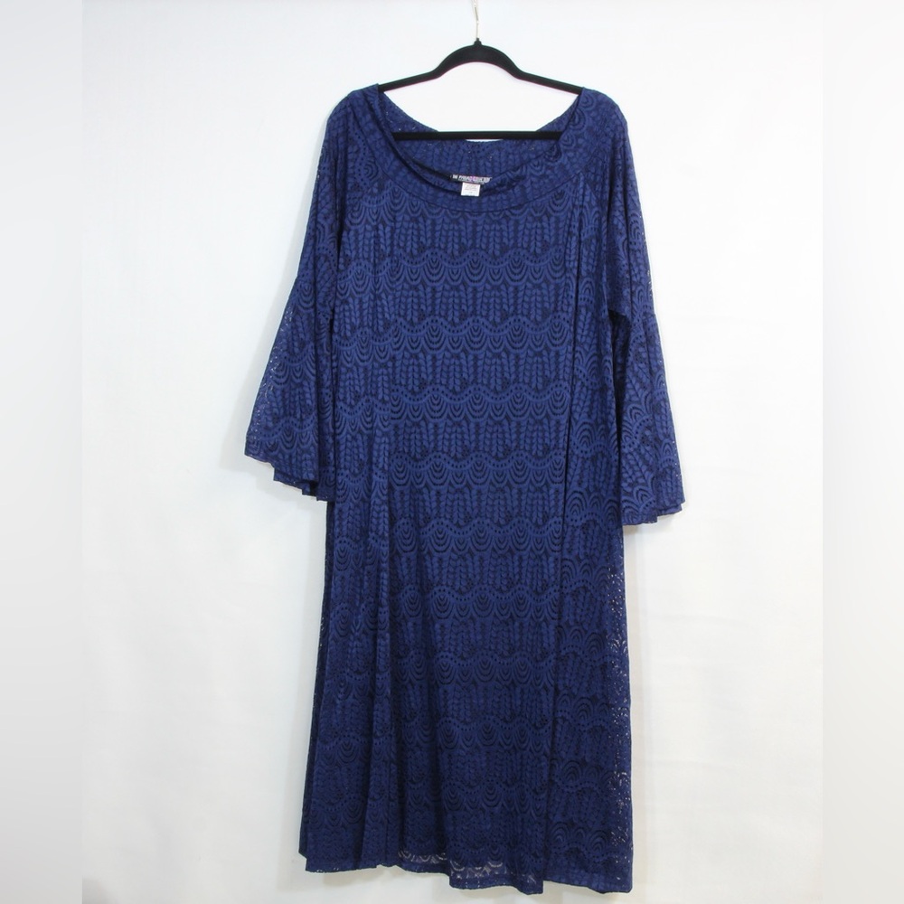 The Pyramid Collection Navy Stretch Lace 3/4 Bell Sleeve Dress  NWOT